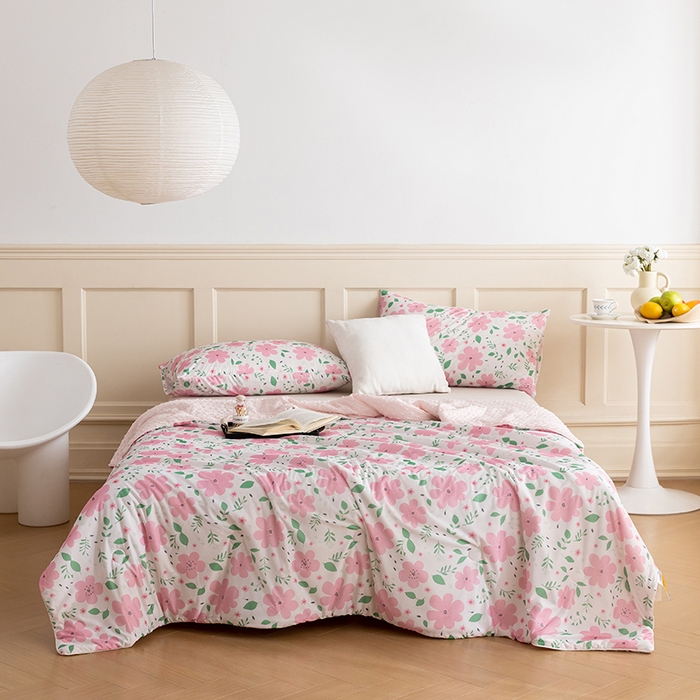 91家纺网 家纺一手货源 找家纺 绒梦里 2025新款A类小凉皮凉感冰豆豆夏被空调被 花儿朵朵-粉