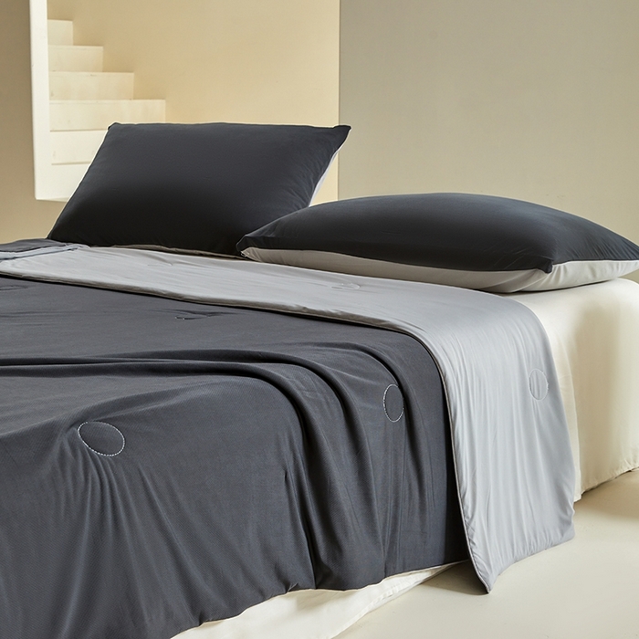 91家纺网 家纺一手货源 找家纺 金爱家2025新款A类高品质冰冰凉雪花冰感凉皮双面加倍透气孔氨纶凉感夏被 冰感凉皮-高级灰（加倍透气）