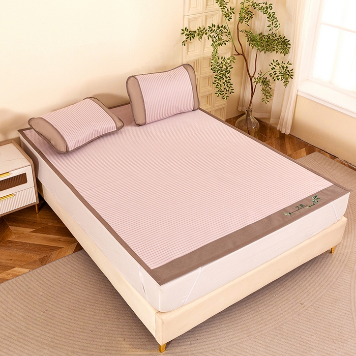 91家纺网 家纺一手货源 找家纺 丹兰 2025新款碳光冰丝席三件套竹席冰藤席艾草席学生席双人床凉席 碳光条纹 粉