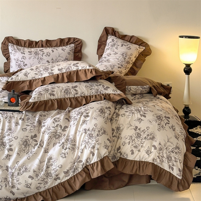 91家纺网 家纺一手货源 找家纺 一左一右2025春夏新款数码印花法式复古花边磨毛水洗棉四件套 安纳西-咖