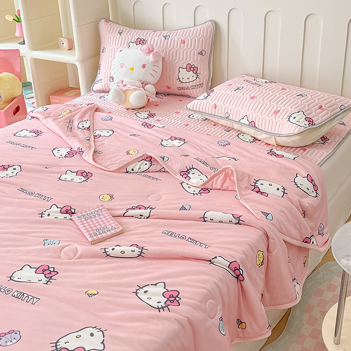 91家纺网 家纺一手货源 找家纺 金爱家2025新款A类三丽鸥高品质可组合凉感丝乳胶席牛奶丝针织棉软糯夏被四件套 乳胶席-粉粉甜筒kitty