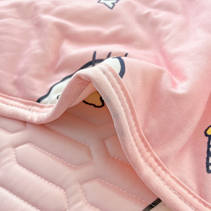 91家纺网 家纺一手货源 找家纺 金爱家2025新款A类三丽鸥高品质可组合凉感丝乳胶席牛奶丝针织棉软糯夏被四件套 乳胶席-粉粉甜筒kitty