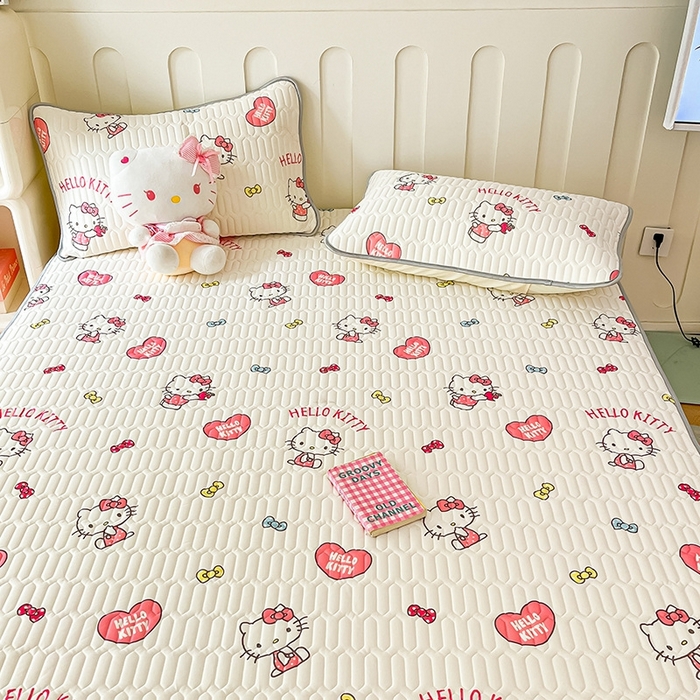 91家纺网 家纺一手货源 找家纺 金爱家2025新款A类三丽鸥高品质可组合凉感丝乳胶席牛奶丝针织棉软糯夏被四件套 乳胶席-心心kitty