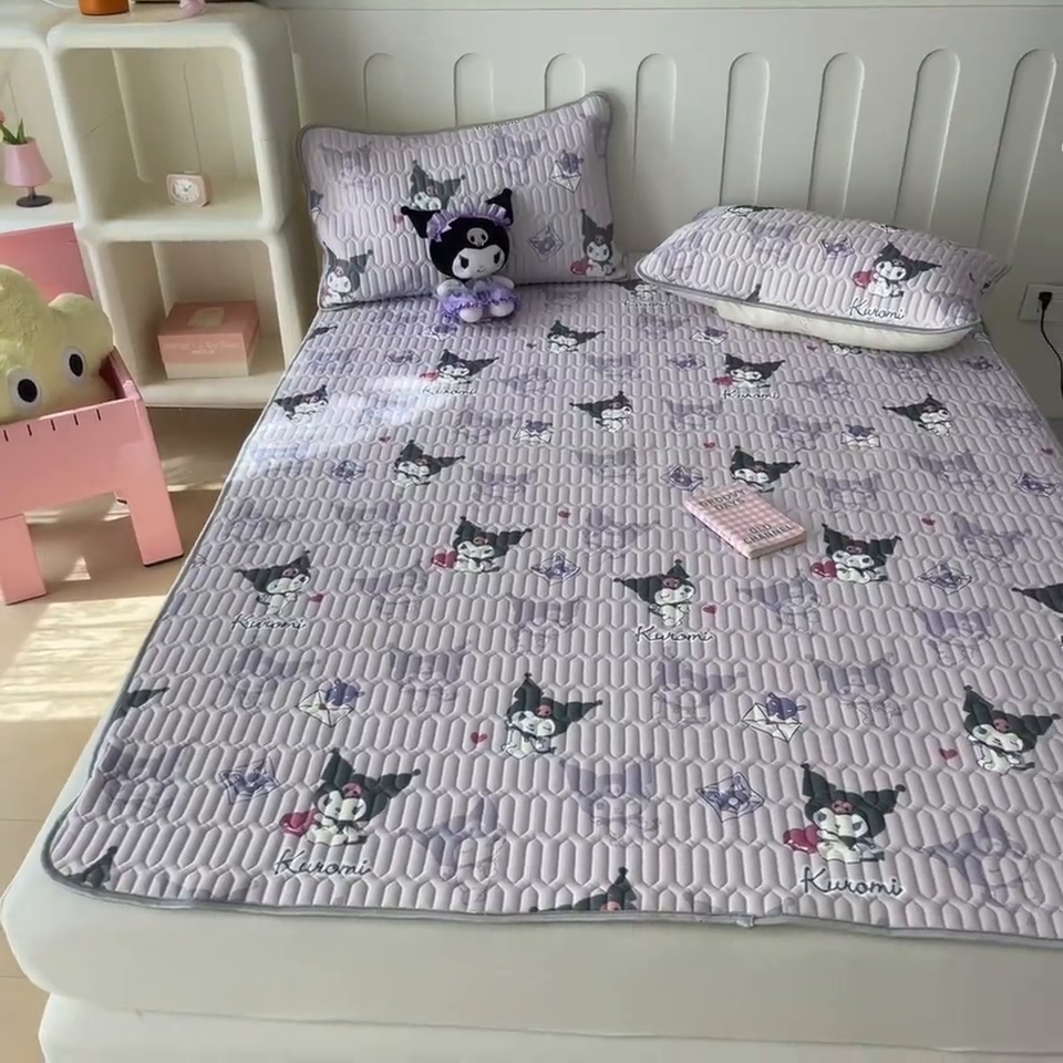 91家纺网 家纺一手货源 找家纺 金爱家2025新款A类三丽鸥高品质可组合凉感丝乳胶席牛奶丝针织棉软糯夏被四件套 乳胶席-紫色梦幻库洛米