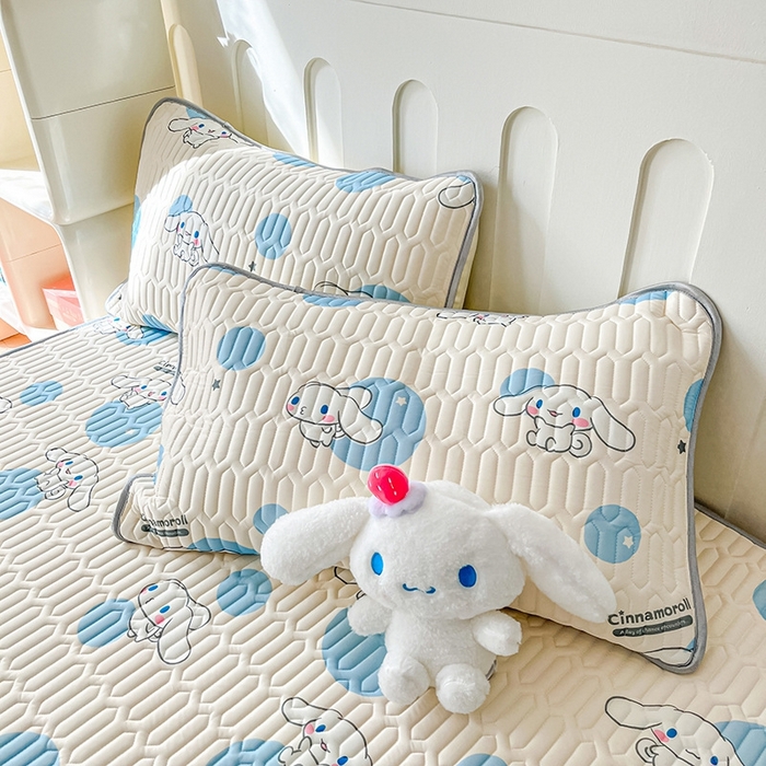 91家纺网 家纺一手货源 找家纺 金爱家2025新款A类三丽鸥高品质可组合凉感丝乳胶席牛奶丝针织棉软糯夏被四件套 乳胶席-蓝蓝波点玉桂狗