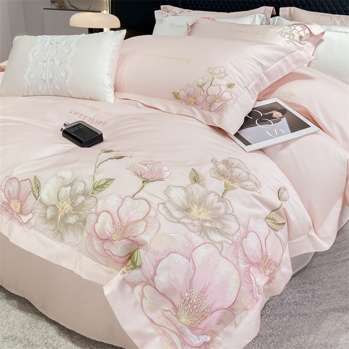 91家纺网 家纺一手货源 找家纺 绒棉世家 2025新款100支贡缎长绒棉刺绣工艺款四件套 花曼-粉