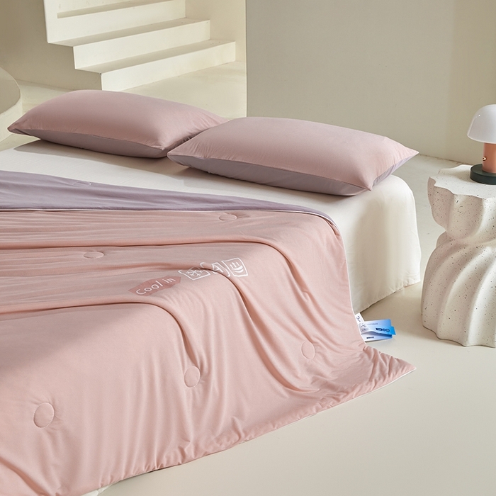 91家纺网 家纺一手货源 找家纺 金爱家2025新款A类高品质冰冰凉雪花冰感凉皮双面加倍透气孔氨纶凉感夏被 冰感凉皮-粉紫梦幻（加倍透气）