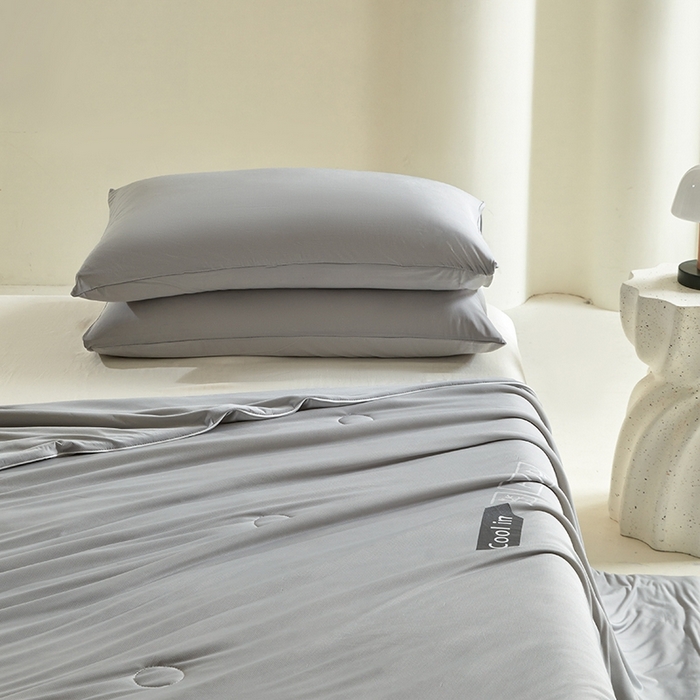 91家纺网 家纺一手货源 找家纺 金爱家2025新款A类高品质冰冰凉雪花冰感凉皮双面加倍透气孔氨纶凉感夏被 冰感凉皮-浅银灰（加倍透气）