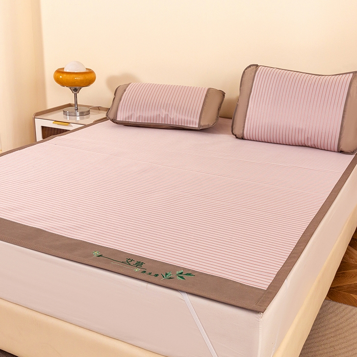 91家纺网 家纺一手货源 找家纺 丹兰 2025新款碳光冰丝席三件套竹席冰藤席艾草席学生席双人床凉席 碳光条纹 粉