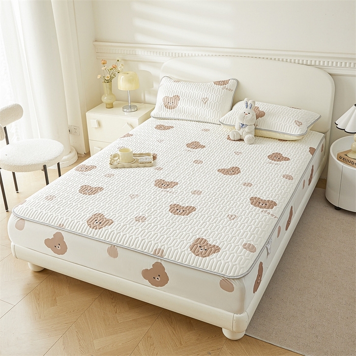 91家纺网 家纺一手货源 找家纺 雯豆2025夏季新品0.4乳胶凉席床笠款三件套凉感丝印花纯色床罩 乳胶床笠-小熊仔1