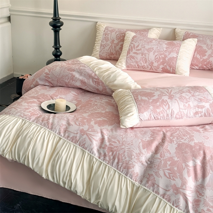 91家纺网 家纺一手货源 找家纺 一左一右2025春夏新款法式少女风数码印花褶皱花边水洗棉磨毛四件套 浪漫少女-粉