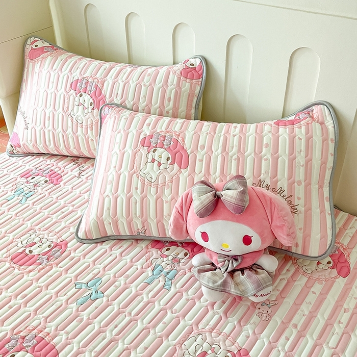 91家纺网 家纺一手货源 找家纺 金爱家2025新款A类三丽鸥高品质可组合凉感丝乳胶席牛奶丝针织棉软糯夏被四件套 乳胶席-粉粉美乐蒂