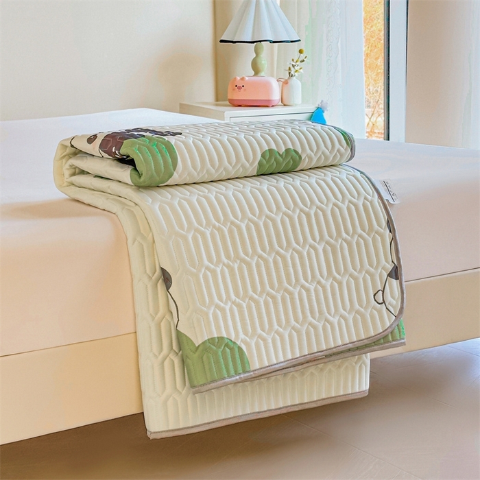 91家纺网 家纺一手货源 找家纺 雯豆2025夏季新品0.4乳胶凉席平铺款三件套凉感丝小清新印花席梦思床罩 乳胶凉席-幸福小熊