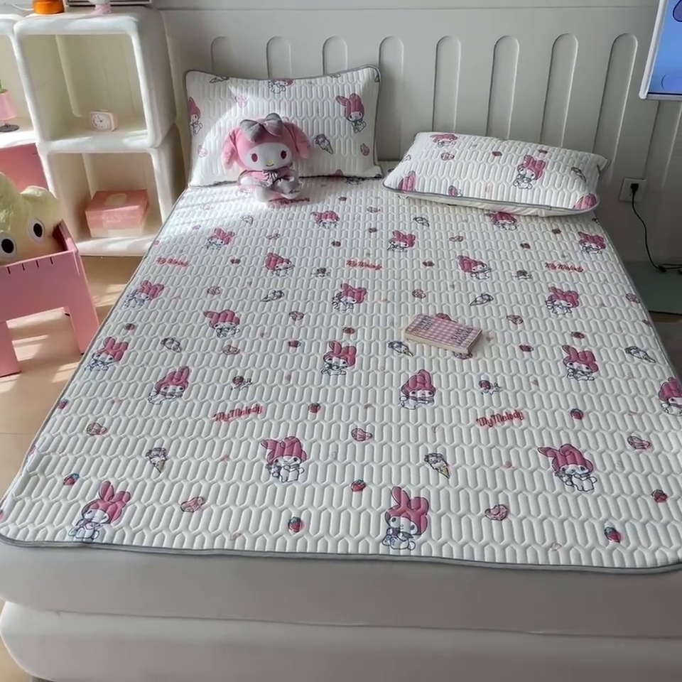 91家纺网 家纺一手货源 找家纺 金爱家2025新款A类三丽鸥高品质可组合凉感丝乳胶席牛奶丝针织棉软糯夏被四件套 乳胶席-草莓甜筒美乐蒂