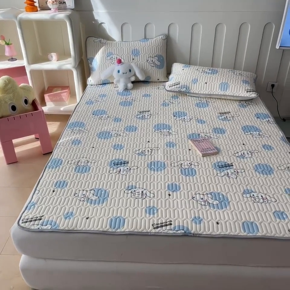 91家纺网 家纺一手货源 找家纺 金爱家2025新款A类三丽鸥高品质可组合凉感丝乳胶席牛奶丝针织棉软糯夏被四件套 乳胶席-蓝蓝波点玉桂狗