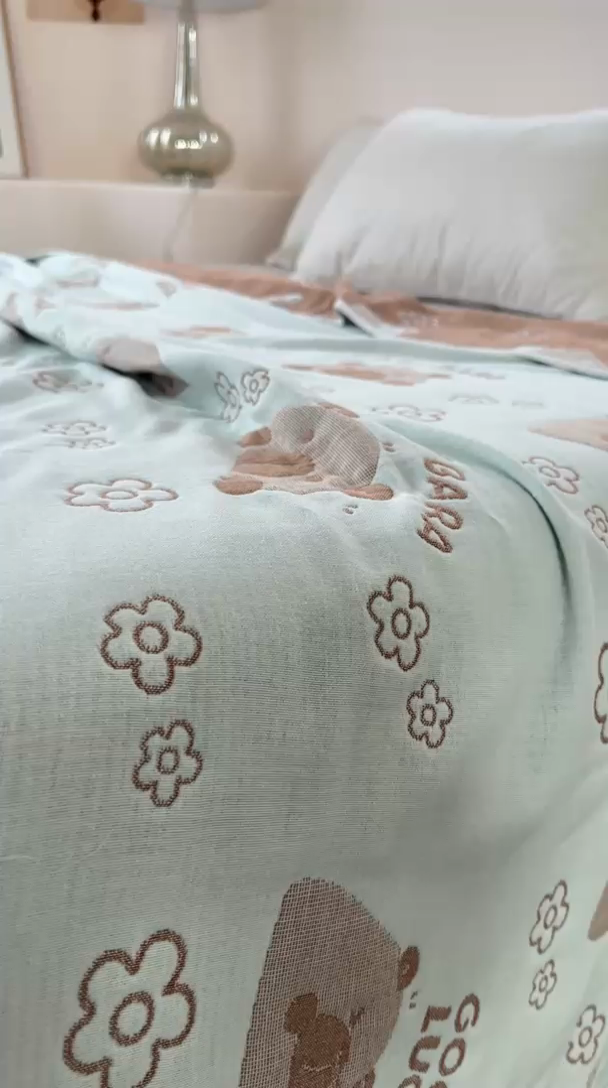 91家纺网 家纺一手货源 找家纺 爱港家纺 2025新款全棉A类六层纱布毛巾被 夏被 咖熊记