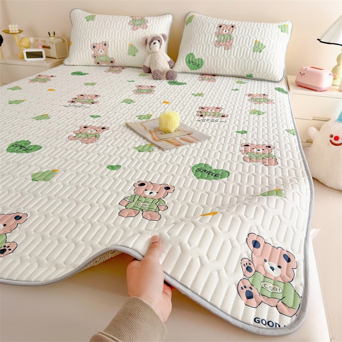 91家纺网 家纺一手货源 找家纺 雯豆2025夏季新品0.4乳胶凉席平铺款三件套凉感丝小清新印花席梦思床罩 乳胶凉席-小树熊