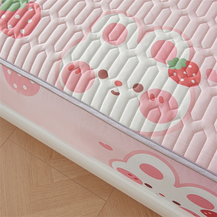 91家纺网 家纺一手货源 找家纺 雯豆2025夏季新品0.4乳胶凉席床笠款三件套凉感丝印花纯色床罩 乳胶床笠-草莓兔1