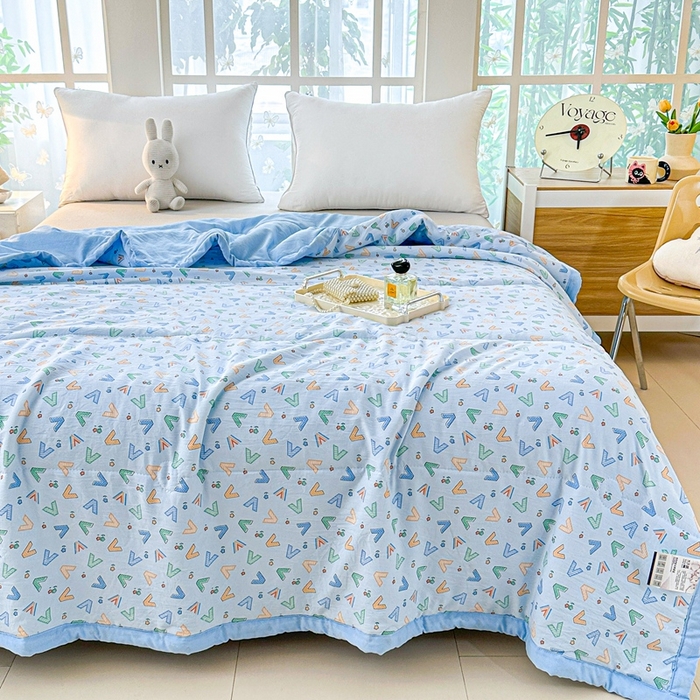 91家纺网 家纺一手货源 找家纺 好欣怡家纺 2026新款水洗棉夏被空调被被子被芯印花小清新夏凉被直播热款 水洗棉包边款-可爱字母