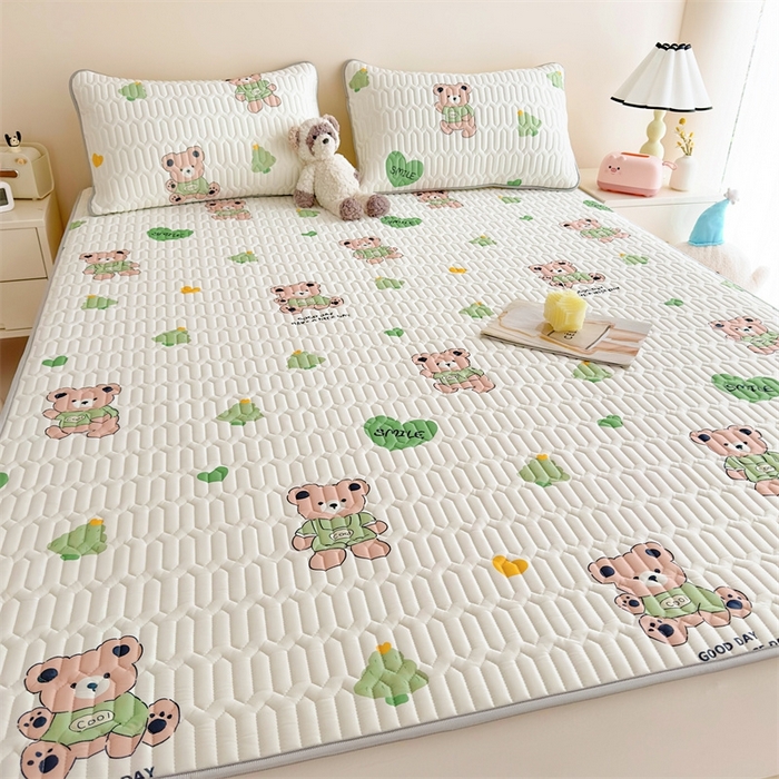 91家纺网 家纺一手货源 找家纺 雯豆2025夏季新品0.4乳胶凉席平铺款三件套凉感丝小清新印花席梦思床罩 乳胶凉席-小树熊