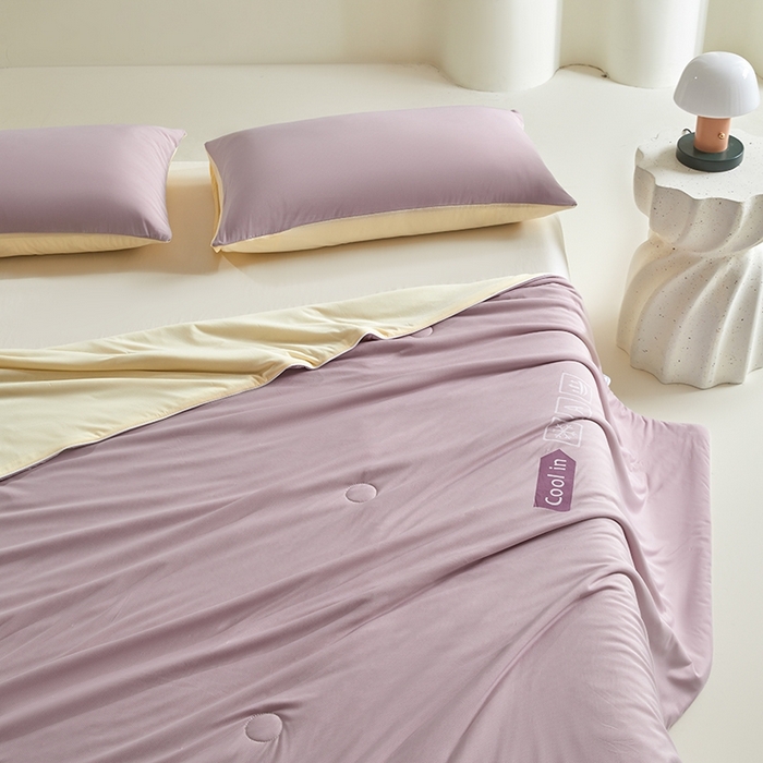 91家纺网 家纺一手货源 找家纺 金爱家2025新款A类高品质冰冰凉雪花冰感凉皮双面加倍透气孔氨纶凉感夏被 冰感凉皮-葡萄奶昔（加倍透气）