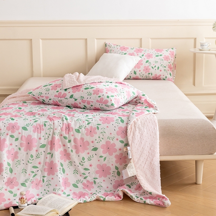 91家纺网 家纺一手货源 找家纺 绒梦里 2025新款A类小凉皮凉感冰豆豆夏被空调被 花儿朵朵-粉