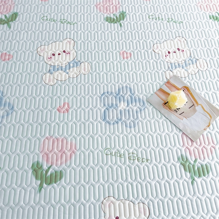 91家纺网 家纺一手货源 找家纺 雯豆2025夏季新品0.4乳胶凉席平铺款三件套凉感丝小清新印花席梦思床罩 乳胶凉席-元气满满