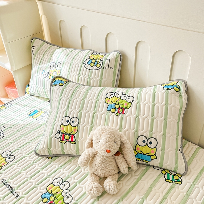 91家纺网 家纺一手货源 找家纺 金爱家2025新款A类三丽鸥高品质可组合凉感丝乳胶席牛奶丝针织棉软糯夏被四件套 乳胶席-夏日大眼蛙