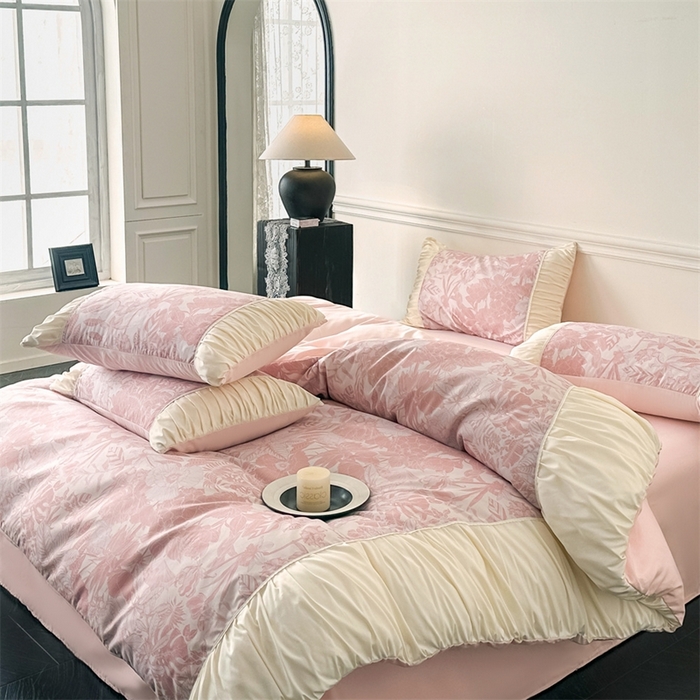 91家纺网 家纺一手货源 找家纺 一左一右2025春夏新款法式少女风数码印花褶皱花边水洗棉磨毛四件套 浪漫少女-粉