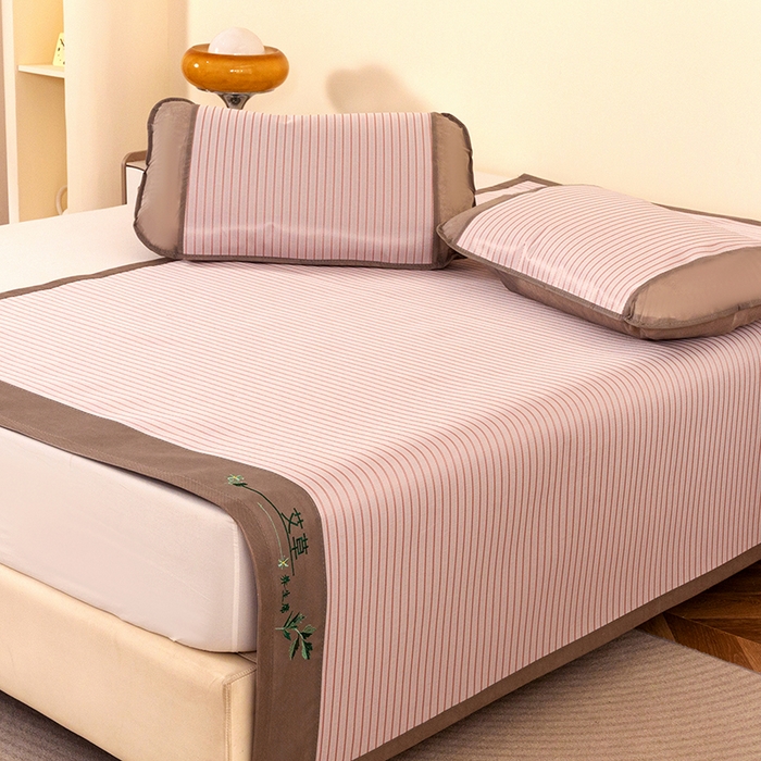 91家纺网 家纺一手货源 找家纺 丹兰 2025新款碳光冰丝席三件套竹席冰藤席艾草席学生席双人床凉席 碳光条纹 粉