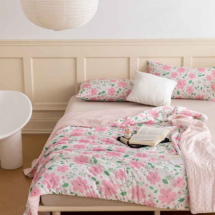 91家纺网 家纺一手货源 找家纺 绒梦里 2025新款A类小凉皮凉感冰豆豆夏被空调被 花儿朵朵-粉