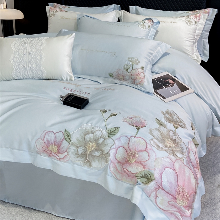 91家纺网 家纺一手货源 找家纺 绒棉世家 2025新款100支贡缎长绒棉刺绣工艺款四件套 花曼-蓝