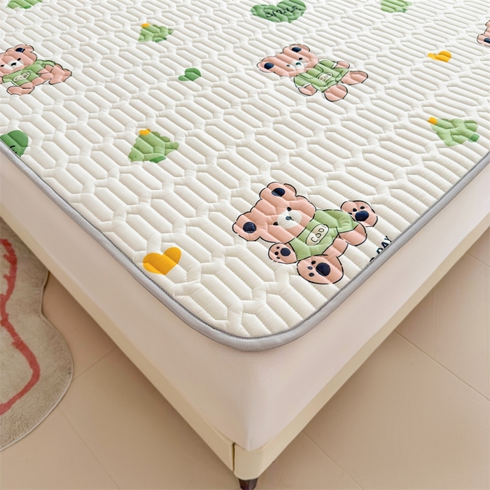 91家纺网 家纺一手货源 找家纺 雯豆2025夏季新品0.4乳胶凉席平铺款三件套凉感丝小清新印花席梦思床罩 乳胶凉席-小树熊