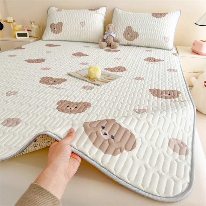 91家纺网 家纺一手货源 找家纺 雯豆2025夏季新品0.4乳胶凉席平铺款三件套凉感丝小清新印花席梦思床罩 乳胶凉席-小熊仔1