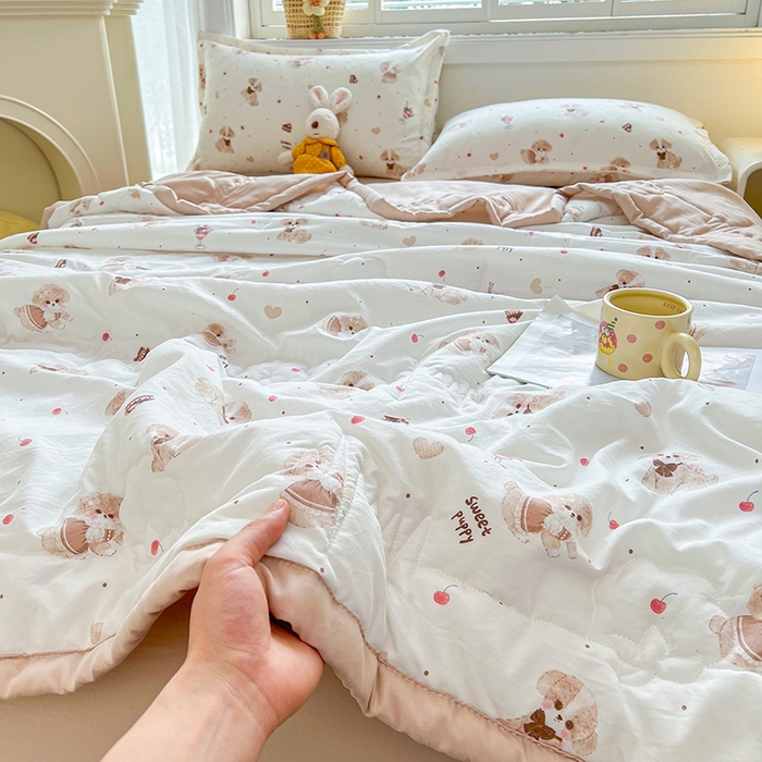 91家纺网 家纺一手货源 找家纺 2025新款A类印花手包边凌香新疆棉花夏被 凌香樱桃狗