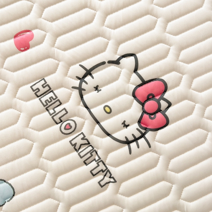 91家纺网 家纺一手货源 找家纺 金爱家2025新款A类三丽鸥高品质可组合凉感丝乳胶席牛奶丝针织棉软糯夏被四件套 乳胶席-甜甜kitty