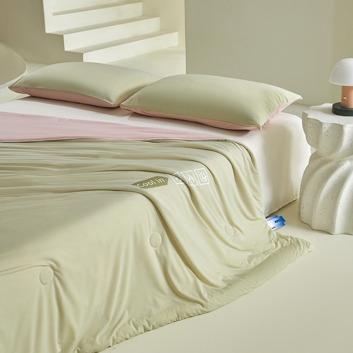 91家纺网 家纺一手货源 找家纺 金爱家2025新款A类高品质冰冰凉雪花冰感凉皮双面加倍透气孔氨纶凉感夏被 冰感凉皮-西瓜粉（加倍透气）