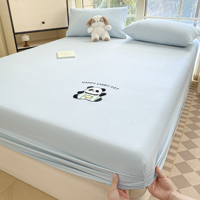 91家纺网 家纺一手货源 找家纺 莱通家纺 2025新款新疆纯色绣花床笠 熊宝-浅蓝