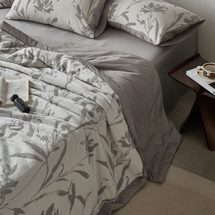 91家纺网 家纺一手货源 找家纺 宜代光年 2025新款60s水洗棉提花夏被套件 林逾静-灰