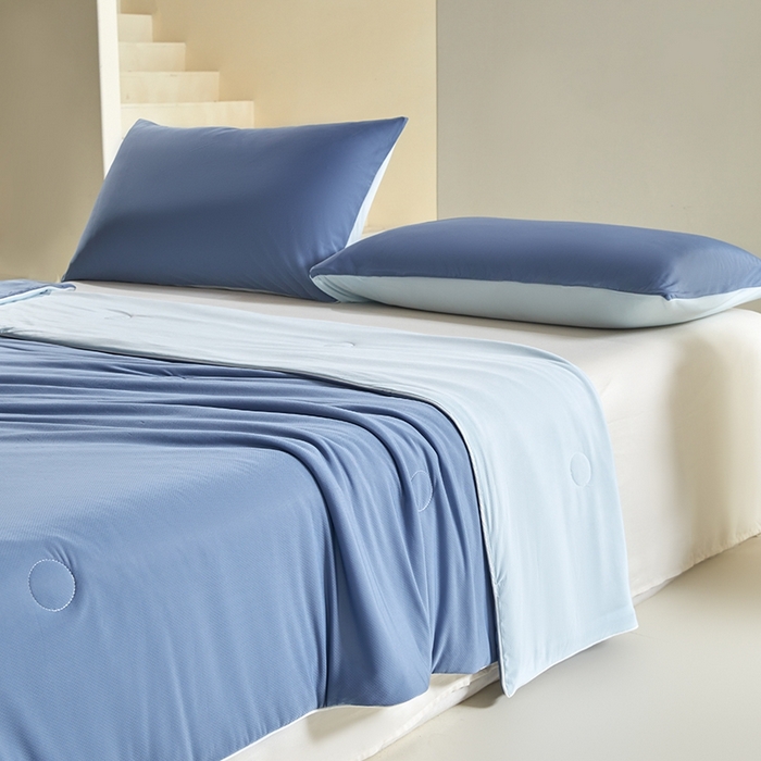 91家纺网 家纺一手货源 找家纺 金爱家2025新款A类高品质冰冰凉雪花冰感凉皮双面加倍透气孔氨纶凉感夏被 冰感凉皮-深蓝海盐（加倍透气）