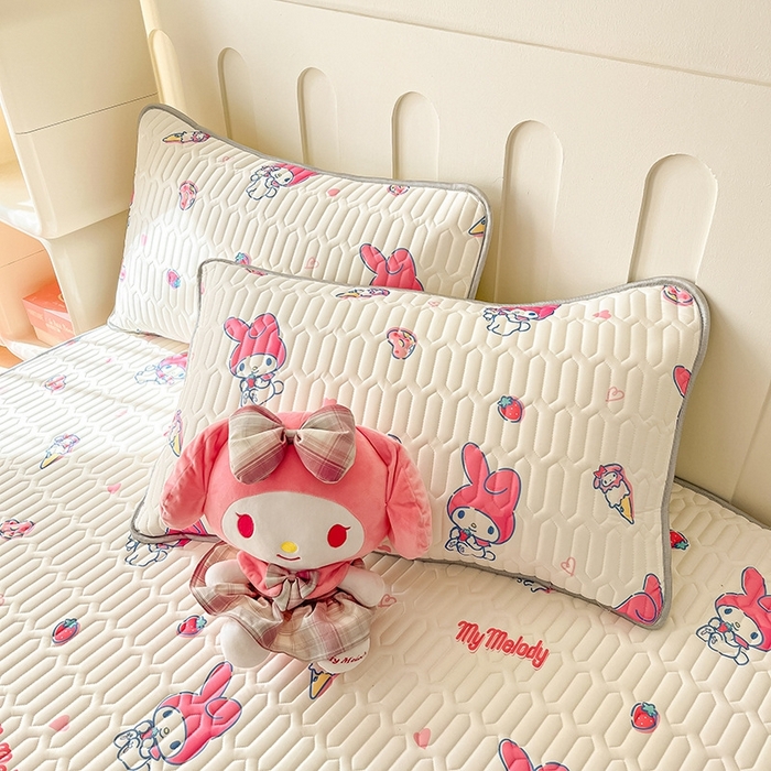 91家纺网 家纺一手货源 找家纺 金爱家2025新款A类三丽鸥高品质可组合凉感丝乳胶席牛奶丝针织棉软糯夏被四件套 乳胶席-草莓甜筒美乐蒂