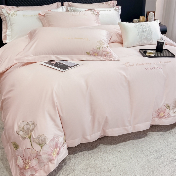 91家纺网 家纺一手货源 找家纺 绒棉世家 2025新款100支贡缎长绒棉刺绣工艺款四件套 花曼-粉