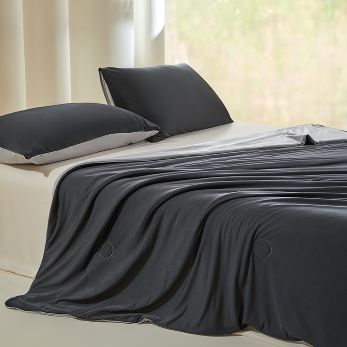 91家纺网 家纺一手货源 找家纺 金爱家2025新款A类高品质冰冰凉雪花冰感凉皮双面加倍透气孔氨纶凉感夏被 冰感凉皮-高级灰（加倍透气）