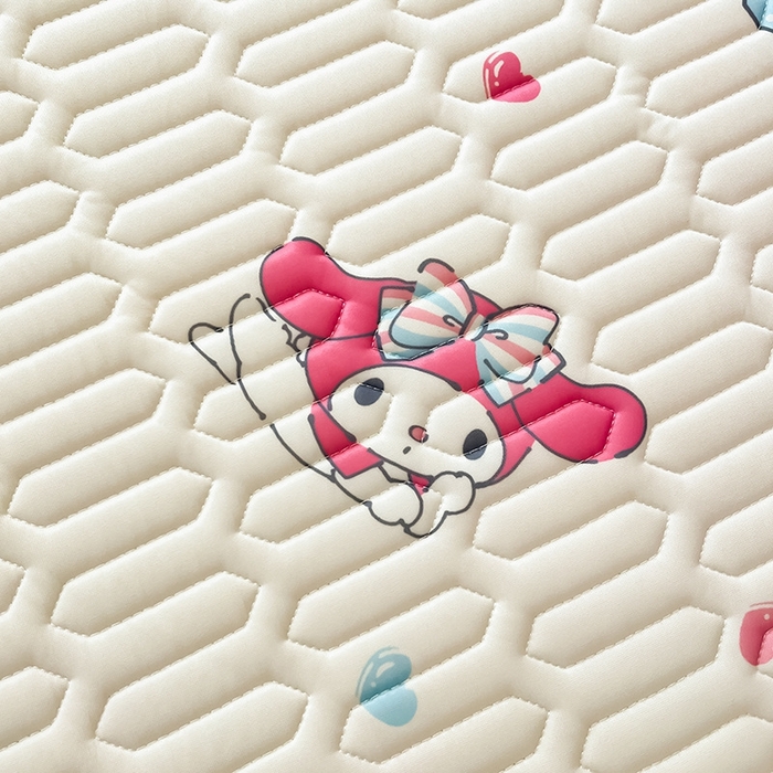 91家纺网 家纺一手货源 找家纺 金爱家2025新款A类三丽鸥高品质可组合凉感丝乳胶席牛奶丝针织棉软糯夏被四件套 乳胶席-蝴蝶结樱桃美乐蒂