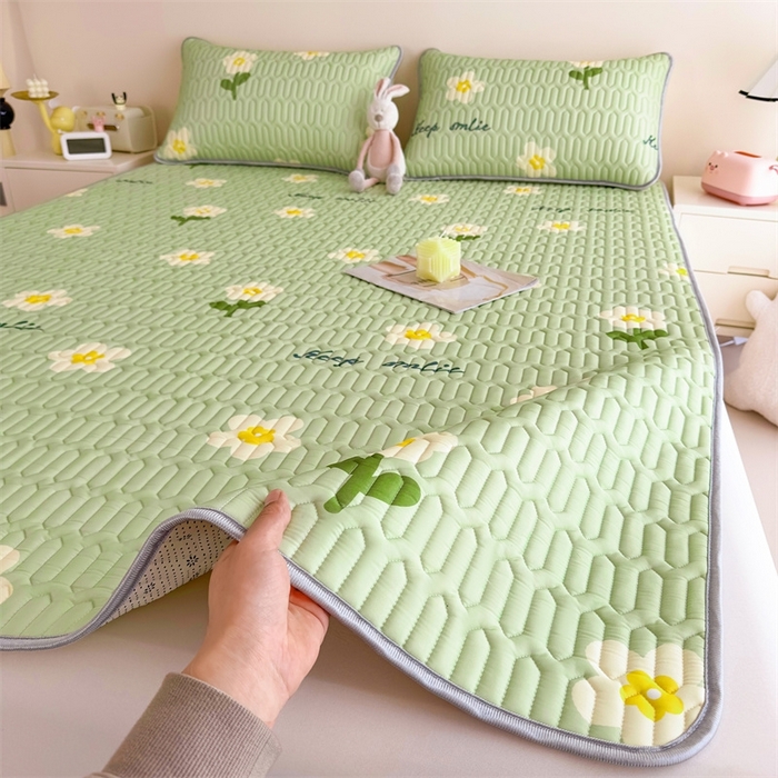 91家纺网 家纺一手货源 找家纺 雯豆2025夏季新品0.4乳胶凉席平铺款三件套凉感丝小清新印花席梦思床罩 乳胶凉席-绿茵1