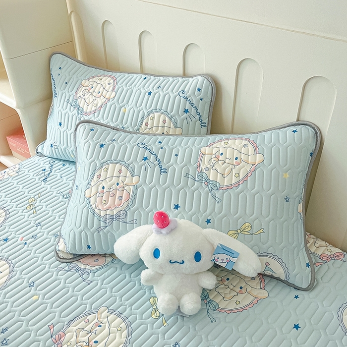 91家纺网 家纺一手货源 找家纺 金爱家2025新款A类三丽鸥高品质可组合凉感丝乳胶席牛奶丝针织棉软糯夏被四件套 乳胶席-蓝甜玉桂狗