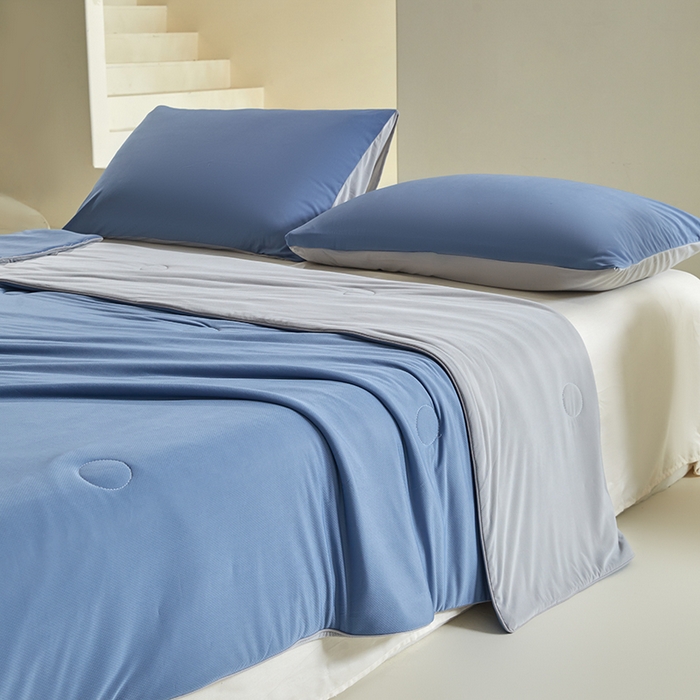 91家纺网 家纺一手货源 找家纺 金爱家2025新款A类高品质冰冰凉雪花冰感凉皮双面加倍透气孔氨纶凉感夏被 冰感凉皮-蓝银灰（加倍透气）