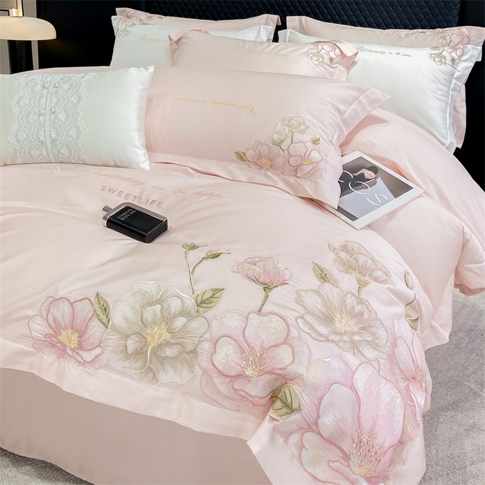 91家纺网 家纺一手货源 找家纺 绒棉世家 2025新款100支贡缎长绒棉刺绣工艺款四件套 花曼-粉