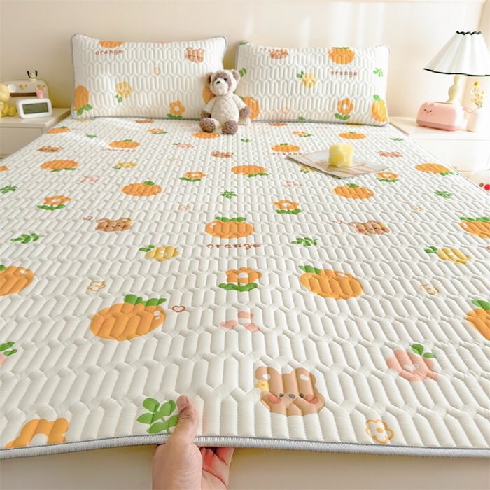 91家纺网 家纺一手货源 找家纺 雯豆2025夏季新品0.4乳胶凉席平铺款三件套凉感丝小清新印花席梦思床罩 乳胶凉席-趣多多