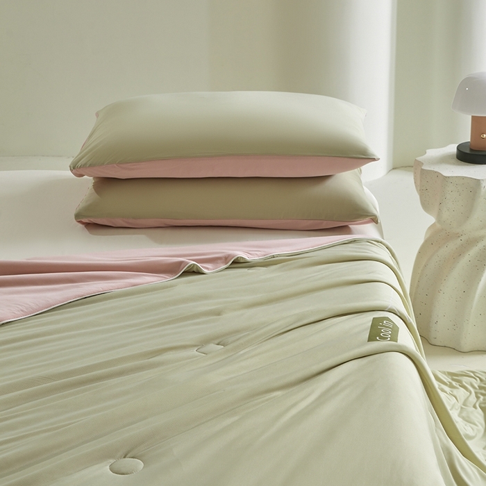 91家纺网 家纺一手货源 找家纺 金爱家2025新款A类高品质冰冰凉雪花冰感凉皮双面加倍透气孔氨纶凉感夏被 冰感凉皮-西瓜粉（加倍透气）